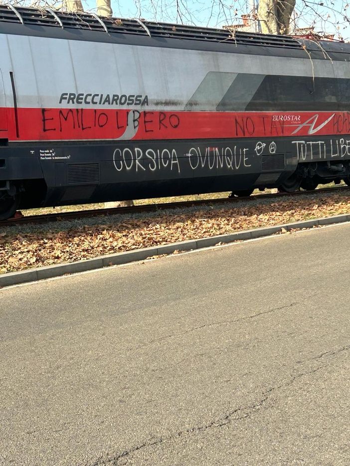 Graffiti sulla locomotiva e Frecciarossa in corso Castelfidardo