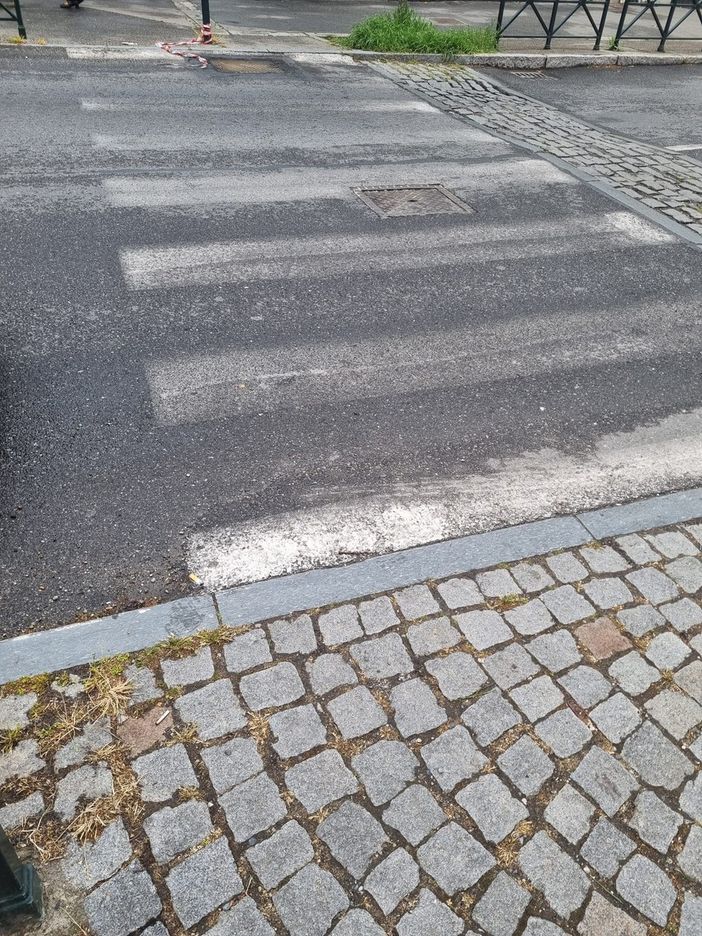 Il caso delle strisce pedonali "fantasma" davanti a scuola e chiesa Il caso delle strisce pedonali "fantasma" davanti a scuola e chiesa