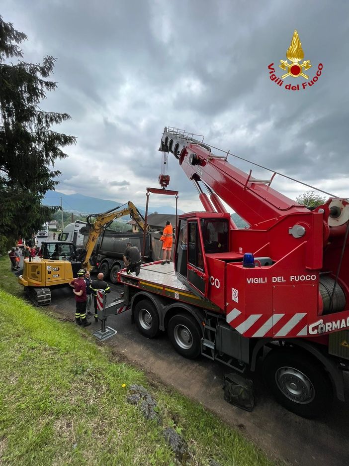 Giaveno: autocarro resta pericolosamente in bilico, i Vigili del Fuoco lo rimettono in strada