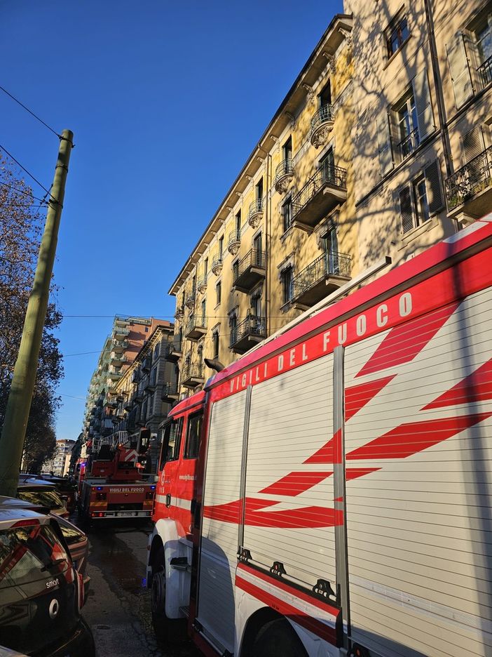 Incendio in Vanchiglietta, in fiamme terrazzo di un alloggio in corso Tortona