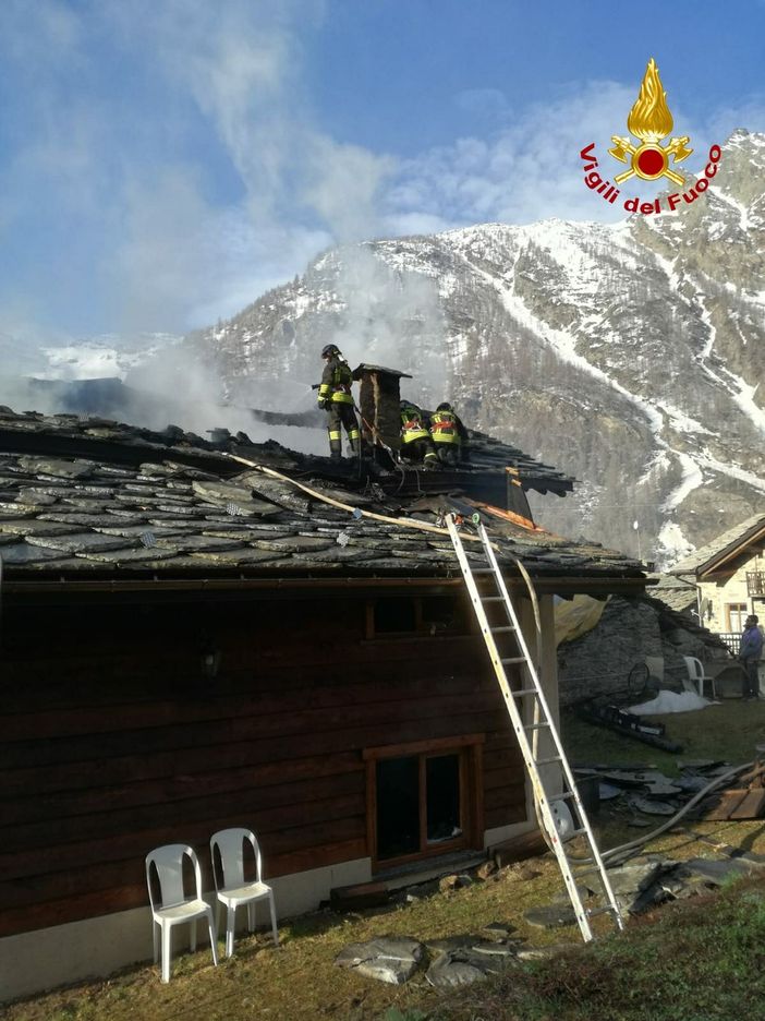 Incendio in un casa di Ceresole Reale, diverse squadre di Vigili del Fuoco impegnate nel domare il rogo