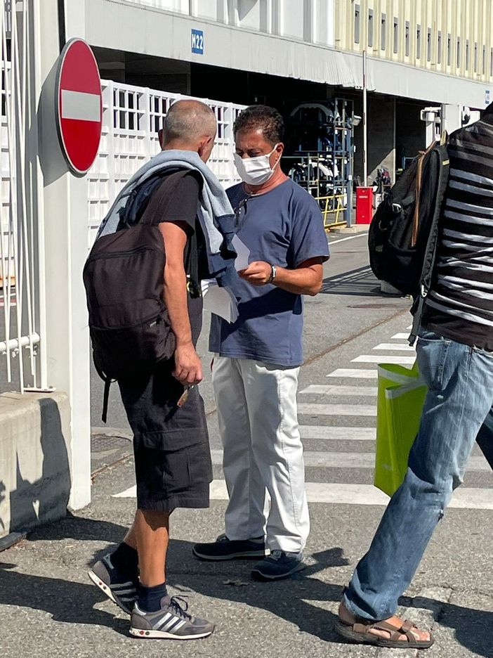 volantinaggio fuori dai cancelli