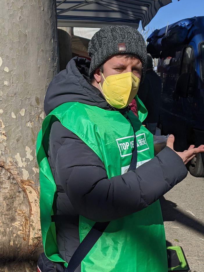 volontaria salva cibo