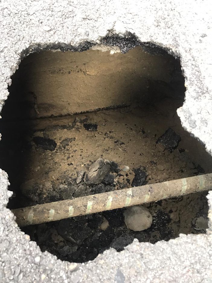 Nichelino, voragine si apre in via Cacciatori e rischia di inghiottire una vettura Nichelino, voragine si apre in via Cacciatori e rischia di inghiottire una vettura