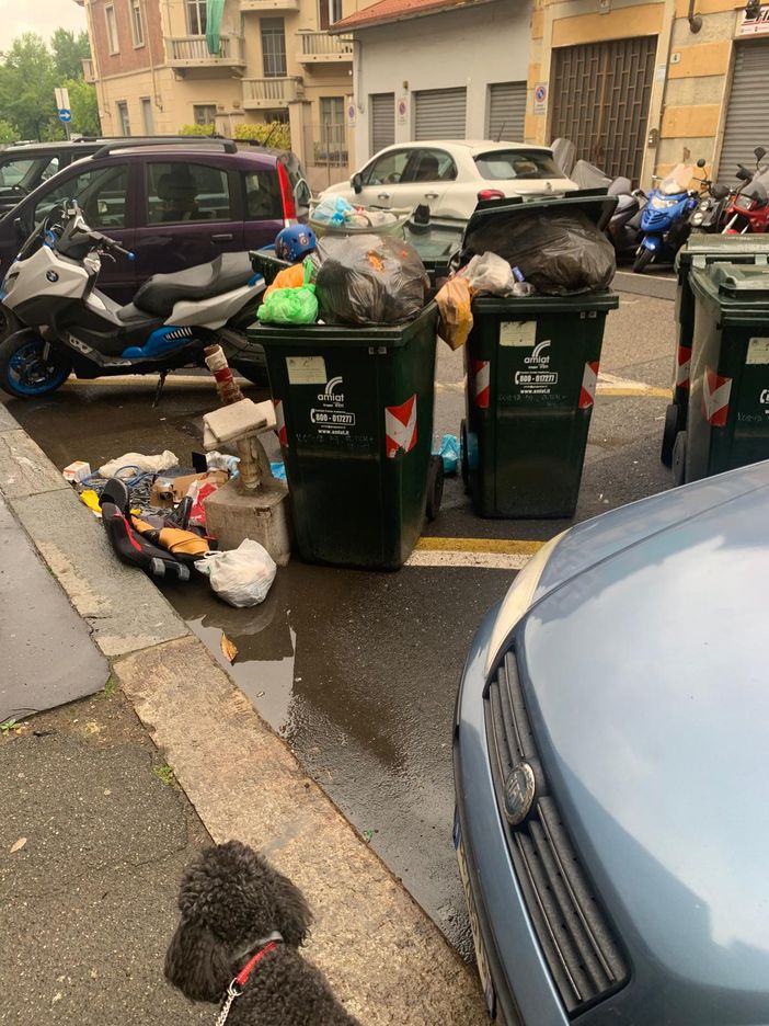 'Furbetti dei rifiuti' e zozzoni in azione tra via Lessolo e via Varallo 'Furbetti dei rifiuti' e zozzoni in azione tra via Lessolo e via Varallo