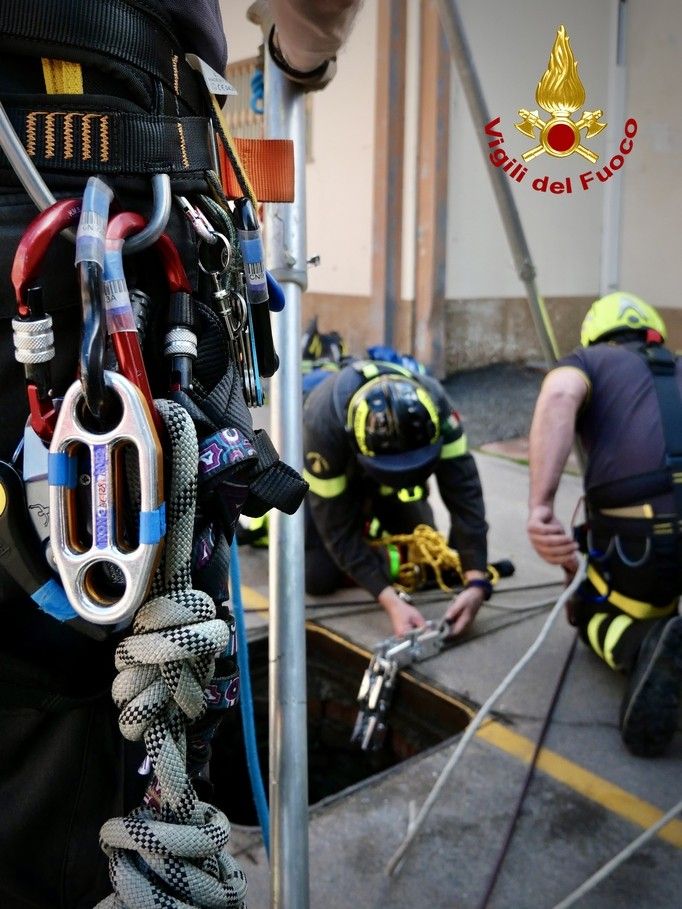 I pompieri si calano in un pozzo fino a 28 metri di profondità: ma si tratta di un addestramento