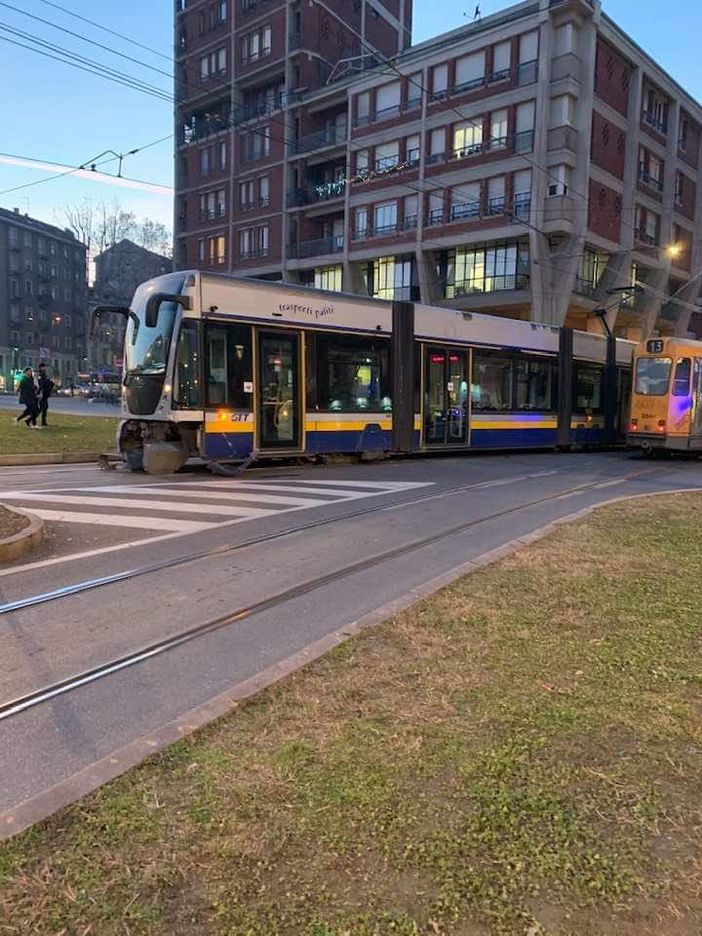 Scontro tra auto e tram in piazza Statuto: un ferito lieve e traffico in tilt nel centro di Torino Scontro tra auto e tram in piazza Statuto: un ferito lieve e traffico in tilt nel centro di Torino