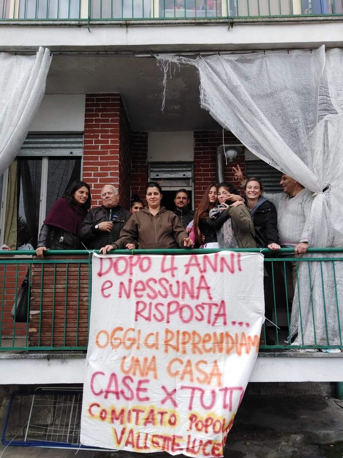 Da 4 anni attendono una casa: il Comitato Vallette Lucento aiuta una famiglia a occupare un alloggio