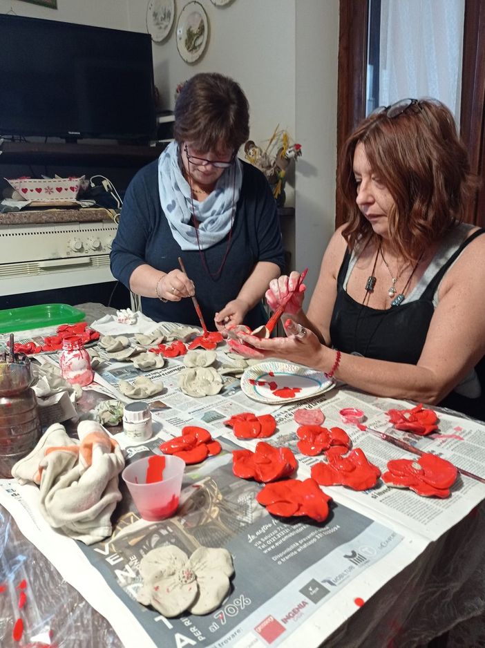 Scambio di papaveri rossi a Bricherasio per aiutare il Centro antiviolenza