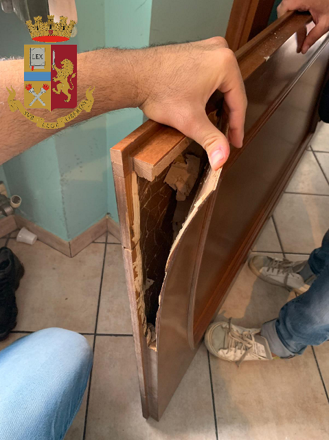 Nascondeva la droga nella porta della camera da letto: arrestato pusher "recidivo" a Torino (VIDEO)