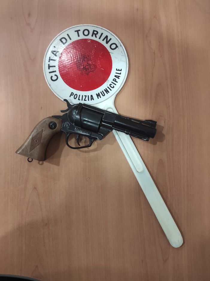 Nasconde un'arma clandestina in casa: arrestato un architetto di Nole