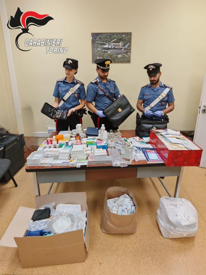 carabinieri con tavolo di oggetti sequestrati carabinieri con tavolo di oggetti sequestrati