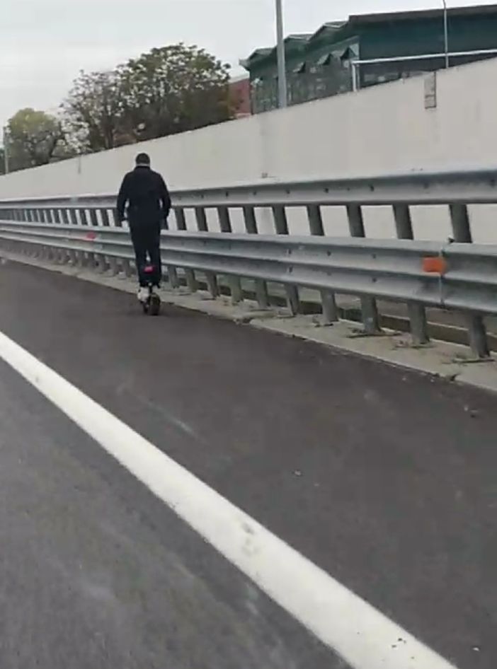 monopattino in autostrada monopattino in autostrada