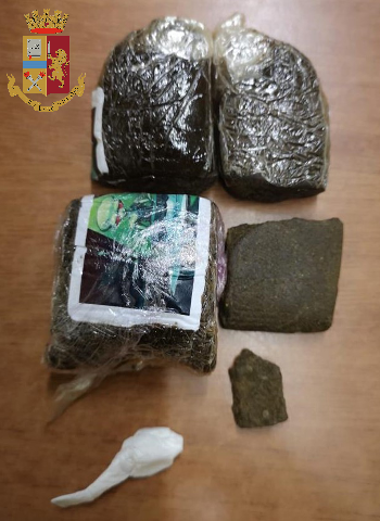 Tenta la fuga in un condominio, pusher arrestato dagli agenti a Madonna di Campagna