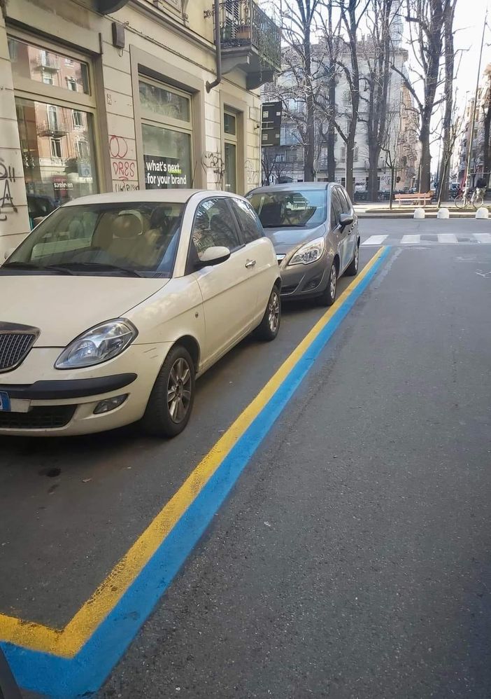 Strisce giallo-blu nella Circoscrizione 7