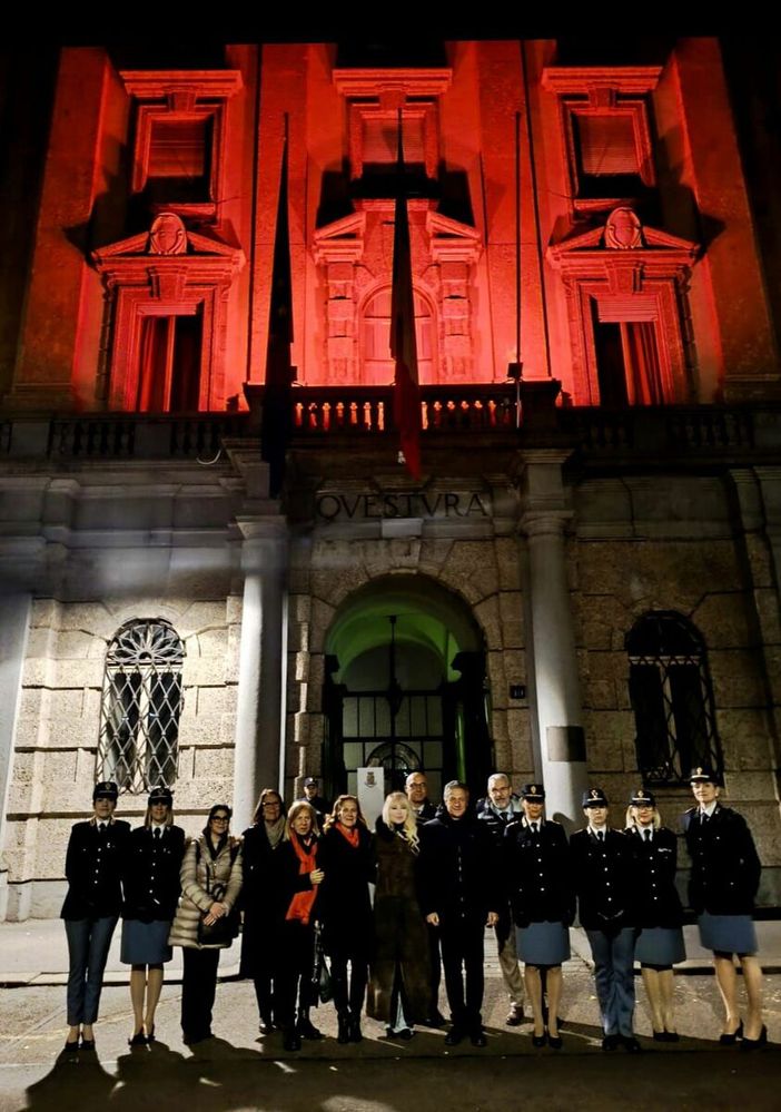 25 novembre, la questura di Torino si illumina di arancione