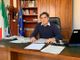 il sindaco di Rivoli Andrea Tragaioli alla sua scrivania