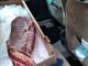 Polizia municipale sequestra 17 chili di carne fresca trasportati sui sedili di un'auto