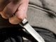 Coltello impugnato da un uomo, immagine generica