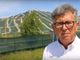 Il sindaco Claudio Castello davanti alla discarica