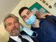 Alex alla sua laurea accanto al suo avvocato difensore