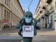 Torino, la scultura “Eco” davanti a Palazzo Nuovo è di nuovo mascherata