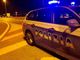 Viaggiano in piena notte a velocità sostenuta: erano con un'auto rubata