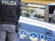 Polizia, un agente sale sulla volante