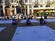 Torino, flash mob degli esercenti in Piazza Carignano: “Siamo a terra ma ci rialzeremo” [VIDEO]