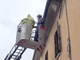 Uno sciame d'api su un cornicione in via Roma: messe in salvo da Anna Paola, apicoltrice chivassese