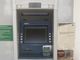Il bancomat con il foglio che annuncia la chiusura