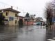 L’incrocio dove sorgerà la rotonda e a sinistra la casa che verrà espropriata