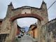 Un mezzo pesante danneggia l’arco: chiusa al transito la Porta di Pinerolo a Frossasco