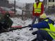 Attivisti in azione al passaggio livello di corso Torino a Pinerolo