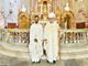 Don Alex Moreira a fianco del vescovo Derio Olivero nel suo ingresso a San Maurizio (foto di Vita diocesana pinerolese)
