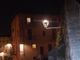 “Le lanterne senza vetri nel centro storico di Pinerolo somigliano a uno ‘scheletro’”