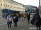I ragazzi delle superiori che aspettano il bus a Pinerolo