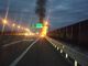 Il furgone in fiamme