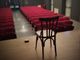 La sala del nuovo teatro con Riccardo Leto nel riquadro