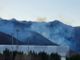 Il fumo dell’incendio nei boschi di San Germano Chisone