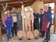 Lo scultore Carlo Piffer (a destra) con il sindaco Poncet, il presidente Roda e altri artisti