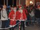 StraBricherasio in notturna, con tanti Babbi Natale a far luce nel buio
