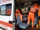 Ragazza disabile in coda al centro per l'impiego si sente male