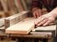asse di legno con mano che lo lavora