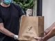 In foto un momento della consegna del servizio di delivery