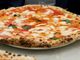 Pizza margherita servita in un piatto