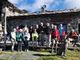 Persone che fanno trekking in una foto di gruppo