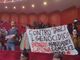 Il momento della contestazione all'interno del Teatro Regio