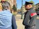 Anziana di 78 anni derubata mentre cerca parcheggio, arrestati due uomini