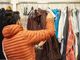 Con Progetto Abito un aiuto a chi non può permettersi di comprare un vestito